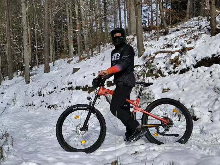 In cold weather, the maintenance of electric bicycles is crucial. Here are some practical maintenance tips